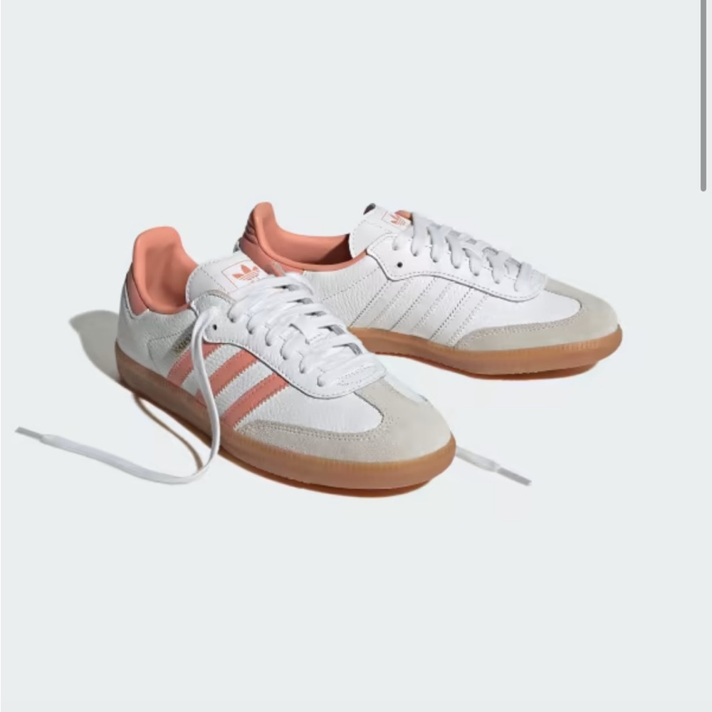 NWT Adidas Women’s Samba size 8 (fits larger)